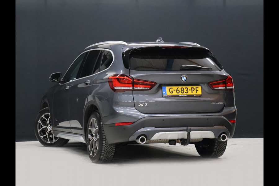 BMW X1 sDrive20i VDL Nedcar Edition [GROOT NAVIGATIE, TREKHAAK, HUD, PDC V+A, BLUETOOTH TELEFOON, CRUISE CONTROL, STOELVERWARMING, ELEKTRISCHE ACHTERKLEP, BMW LED, NIEUWSTAAT]