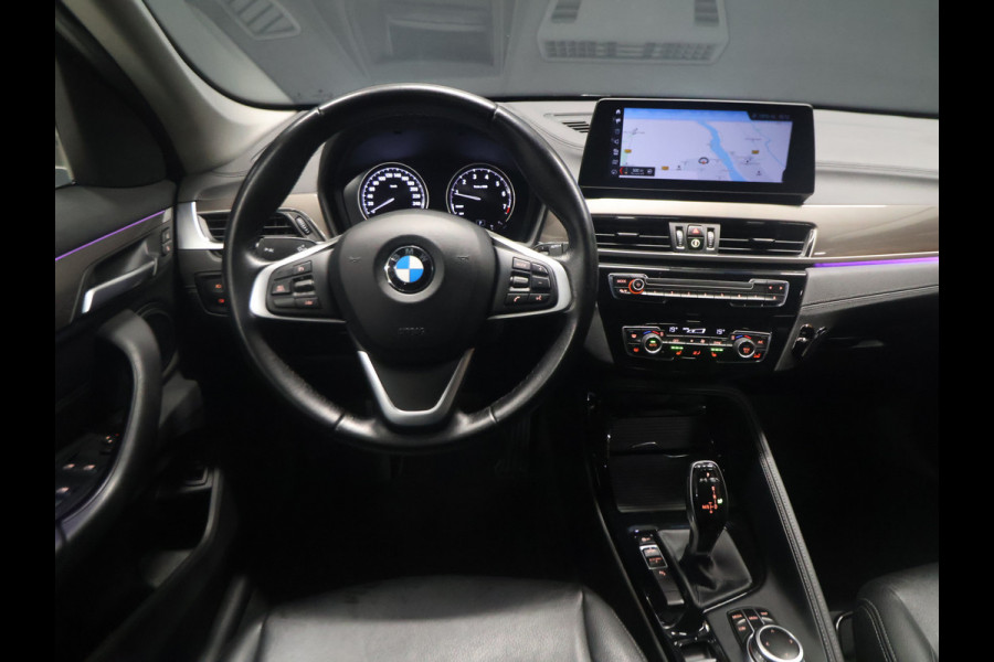 BMW X1 sDrive20i VDL Nedcar Edition [GROOT NAVIGATIE, TREKHAAK, HUD, PDC V+A, BLUETOOTH TELEFOON, CRUISE CONTROL, STOELVERWARMING, ELEKTRISCHE ACHTERKLEP, BMW LED, NIEUWSTAAT]