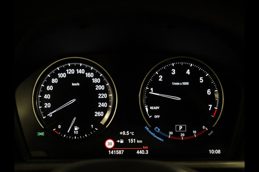 BMW X1 sDrive20i VDL Nedcar Edition [GROOT NAVIGATIE, TREKHAAK, HUD, PDC V+A, BLUETOOTH TELEFOON, CRUISE CONTROL, STOELVERWARMING, ELEKTRISCHE ACHTERKLEP, BMW LED, NIEUWSTAAT]