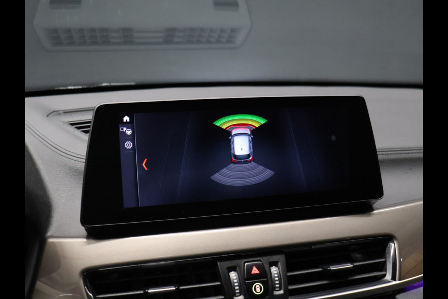 BMW X1 sDrive20i VDL Nedcar Edition [GROOT NAVIGATIE, TREKHAAK, HUD, PDC V+A, BLUETOOTH TELEFOON, CRUISE CONTROL, STOELVERWARMING, ELEKTRISCHE ACHTERKLEP, BMW LED, NIEUWSTAAT]