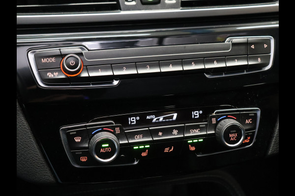 BMW X1 sDrive20i VDL Nedcar Edition [GROOT NAVIGATIE, TREKHAAK, HUD, PDC V+A, BLUETOOTH TELEFOON, CRUISE CONTROL, STOELVERWARMING, ELEKTRISCHE ACHTERKLEP, BMW LED, NIEUWSTAAT]