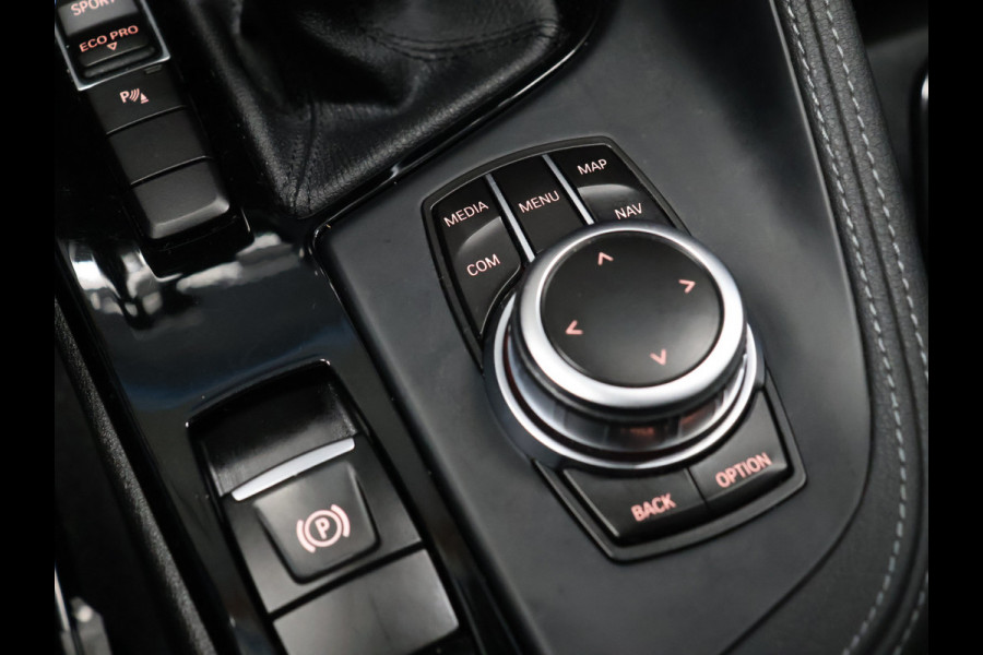 BMW X1 sDrive20i VDL Nedcar Edition [GROOT NAVIGATIE, TREKHAAK, HUD, PDC V+A, BLUETOOTH TELEFOON, CRUISE CONTROL, STOELVERWARMING, ELEKTRISCHE ACHTERKLEP, BMW LED, NIEUWSTAAT]