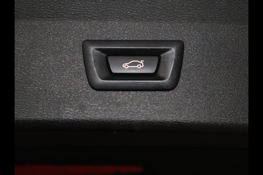 BMW X1 sDrive20i VDL Nedcar Edition [GROOT NAVIGATIE, TREKHAAK, HUD, PDC V+A, BLUETOOTH TELEFOON, CRUISE CONTROL, STOELVERWARMING, ELEKTRISCHE ACHTERKLEP, BMW LED, NIEUWSTAAT]