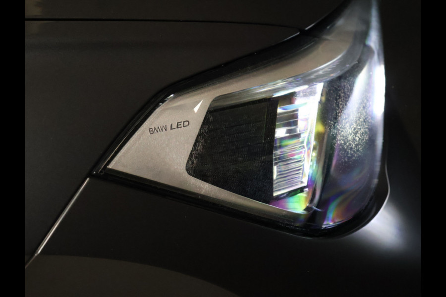 BMW X1 sDrive20i VDL Nedcar Edition [GROOT NAVIGATIE, TREKHAAK, HUD, PDC V+A, BLUETOOTH TELEFOON, CRUISE CONTROL, STOELVERWARMING, ELEKTRISCHE ACHTERKLEP, BMW LED, NIEUWSTAAT]