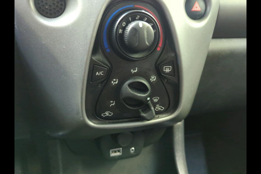 Toyota Aygo 1.0 VVT-i X-Play 5-DRS Airco DAB+ Carplay Navi X-Play Pack Achteruitrij Camera