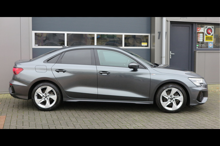 Audi A3 Limousine 35 TFSI 150pk S-Tronic 2x S-Line Edition Virtual cockpit, Stoelverwarming, Privacy glass, DAB+ , Carplay , etc. .
