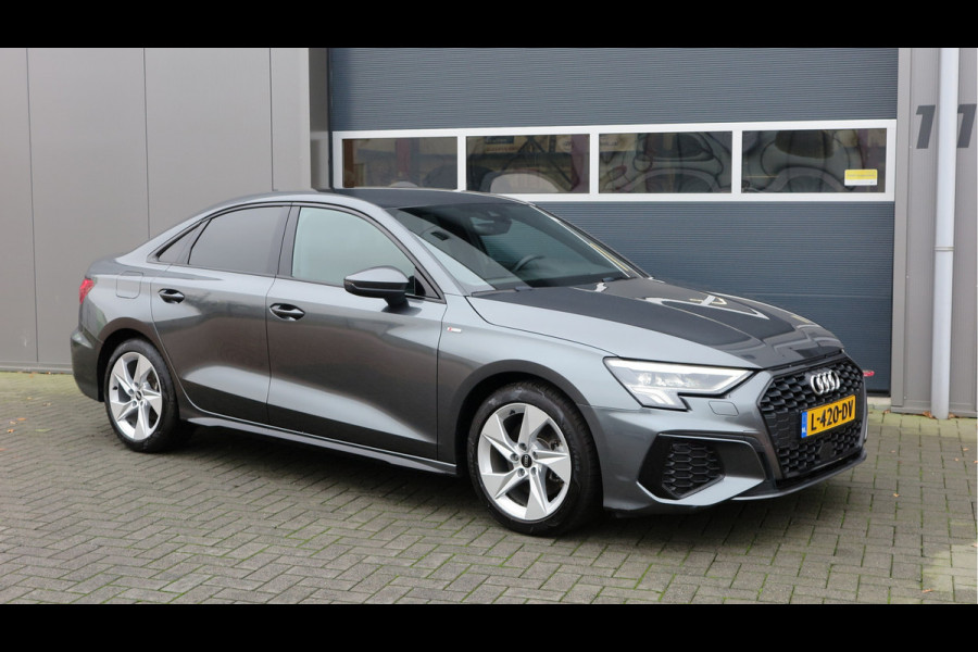 Audi A3 Limousine 35 TFSI 150pk S-Tronic 2x S-Line Edition Virtual cockpit, Stoelverwarming, Privacy glass, DAB+ , Carplay , etc. .