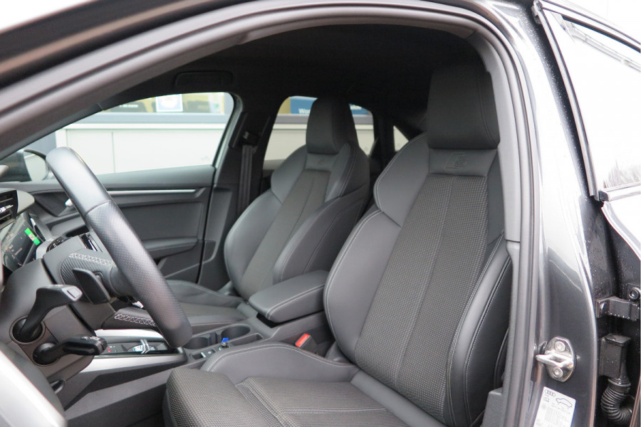 Audi A3 Limousine 35 TFSI 150pk S-Tronic 2x S-Line Edition Virtual cockpit, Stoelverwarming, Privacy glass, DAB+ , Carplay , etc. .