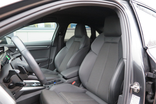 Audi A3 Limousine 35 TFSI 150pk S-Tronic 2x S-Line Edition Virtual cockpit, Stoelverwarming, Privacy glass, DAB+ , Carplay , etc. .