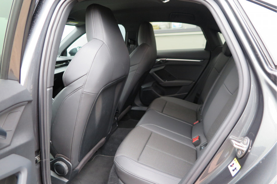 Audi A3 Limousine 35 TFSI 150pk S-Tronic 2x S-Line Edition Virtual cockpit, Stoelverwarming, Privacy glass, DAB+ , Carplay , etc. .