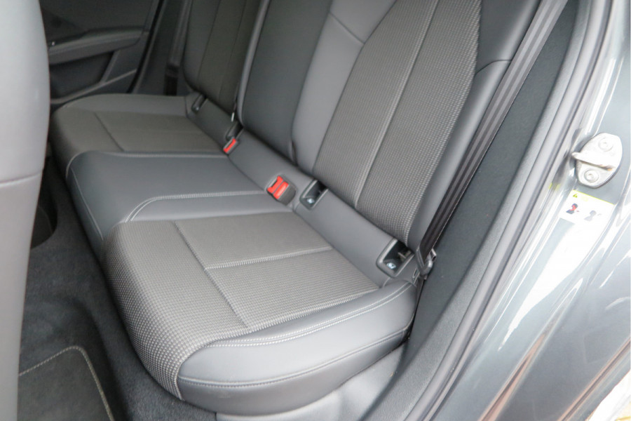 Audi A3 Limousine 35 TFSI 150pk S-Tronic 2x S-Line Edition Virtual cockpit, Stoelverwarming, Privacy glass, DAB+ , Carplay , etc. .