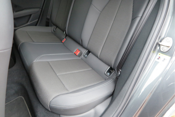 Audi A3 Limousine 35 TFSI 150pk S-Tronic 2x S-Line Edition Virtual cockpit, Stoelverwarming, Privacy glass, DAB+ , Carplay , etc. .