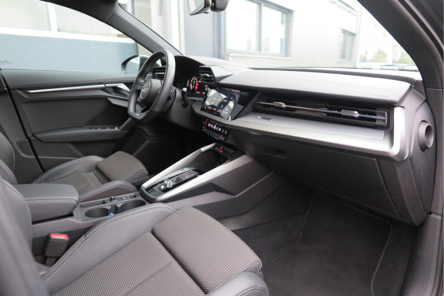 Audi A3 Limousine 35 TFSI 150pk S-Tronic 2x S-Line Edition Virtual cockpit, Stoelverwarming, Privacy glass, DAB+ , Carplay , etc. .