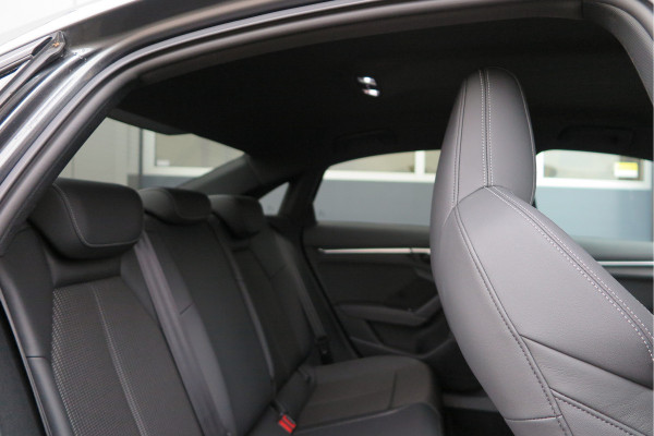 Audi A3 Limousine 35 TFSI 150pk S-Tronic 2x S-Line Edition Virtual cockpit, Stoelverwarming, Privacy glass, DAB+ , Carplay , etc. .