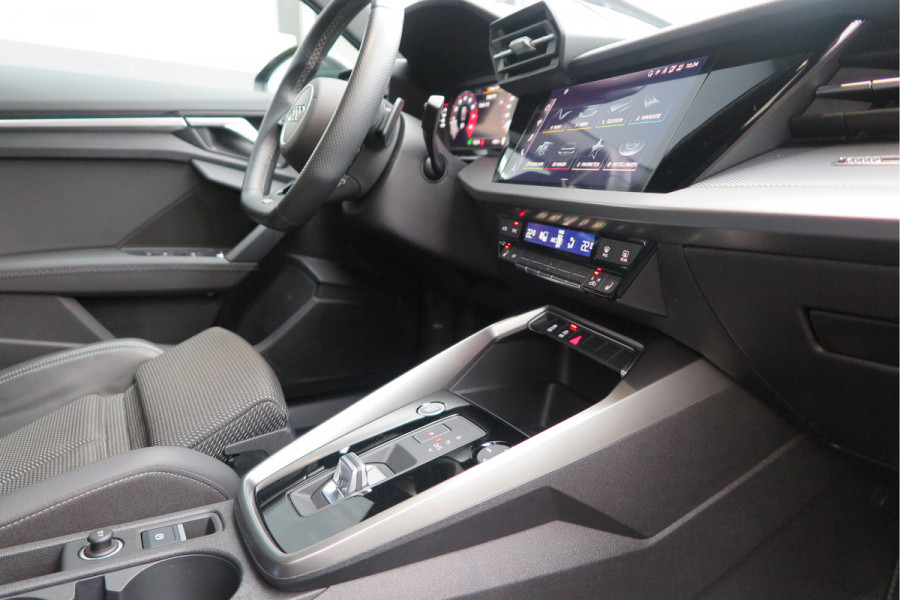 Audi A3 Limousine 35 TFSI 150pk S-Tronic 2x S-Line Edition Virtual cockpit, Stoelverwarming, Privacy glass, DAB+ , Carplay , etc. .