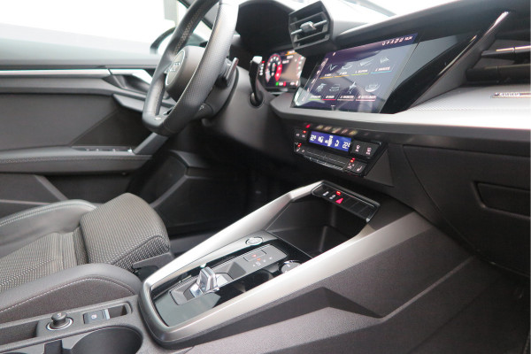 Audi A3 Limousine 35 TFSI 150pk S-Tronic 2x S-Line Edition Virtual cockpit, Stoelverwarming, Privacy glass, DAB+ , Carplay , etc. .