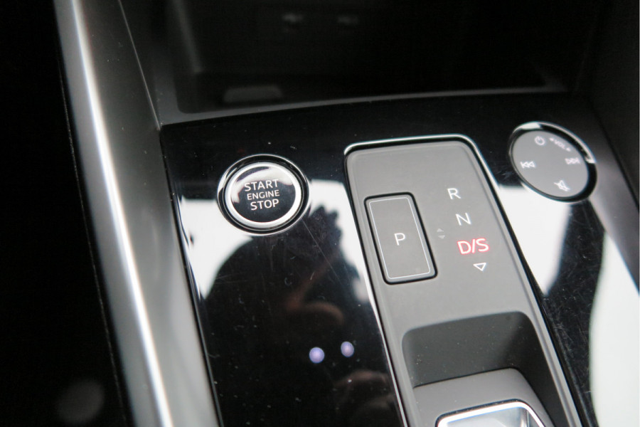Audi A3 Limousine 35 TFSI 150pk S-Tronic 2x S-Line Edition Virtual cockpit, Stoelverwarming, Privacy glass, DAB+ , Carplay , etc. .