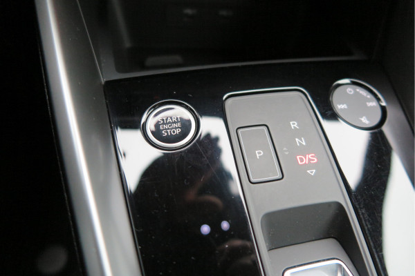 Audi A3 Limousine 35 TFSI 150pk S-Tronic 2x S-Line Edition Virtual cockpit, Stoelverwarming, Privacy glass, DAB+ , Carplay , etc. .