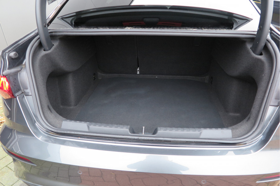 Audi A3 Limousine 35 TFSI 150pk S-Tronic 2x S-Line Edition Virtual cockpit, Stoelverwarming, Privacy glass, DAB+ , Carplay , etc. .