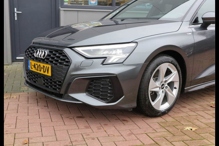 Audi A3 Limousine 35 TFSI 150pk S-Tronic 2x S-Line Edition Virtual cockpit, Stoelverwarming, Privacy glass, DAB+ , Carplay , etc. .