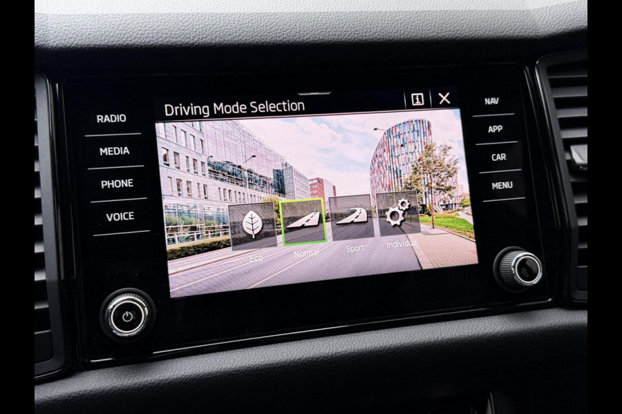 Škoda Kodiaq 1.5 TSI Sportline Automaat | Trekhaak uitklapbaar | Navigatiesysteem | Stoelverwarming | Stuurverwarming | Getint glas | Cruise