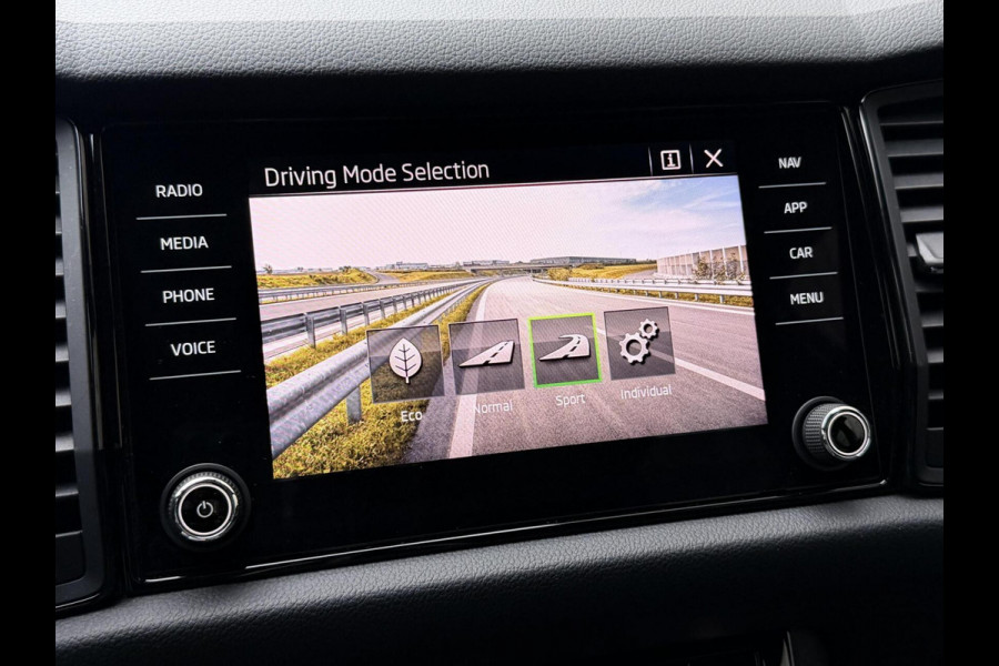 Škoda Kodiaq 1.5 TSI Sportline Automaat | Trekhaak uitklapbaar | Navigatiesysteem | Stoelverwarming | Stuurverwarming | Getint glas | Cruise