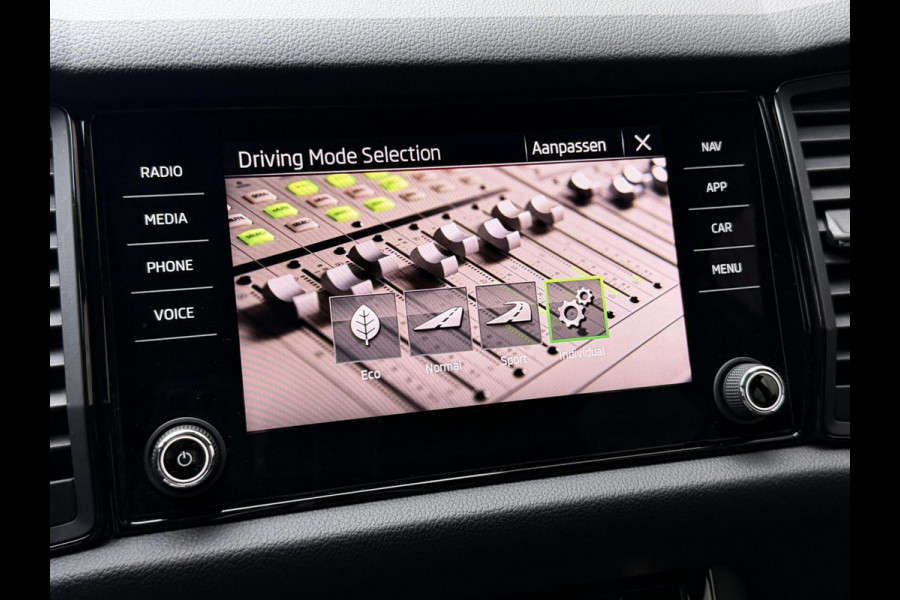 Škoda Kodiaq 1.5 TSI Sportline Automaat | Trekhaak uitklapbaar | Navigatiesysteem | Stoelverwarming | Stuurverwarming | Getint glas | Cruise