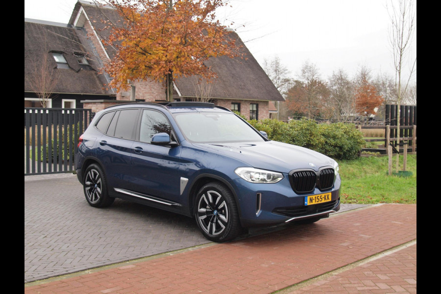 BMW iX3 Executive 80 kWh | Panoramadak | Sfeerverlichting | Camera | Apple Carplay | NL-Auto |