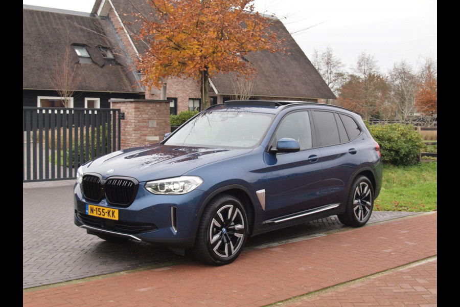 BMW iX3 Executive 80 kWh | Panoramadak | Sfeerverlichting | Camera | Apple Carplay | NL-Auto |