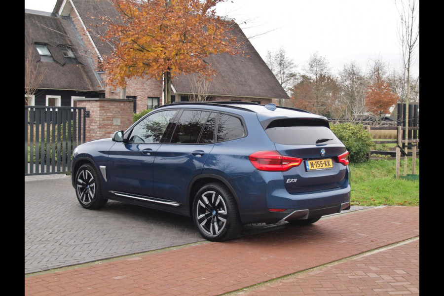 BMW iX3 Executive 80 kWh | Panoramadak | Sfeerverlichting | Camera | Apple Carplay | NL-Auto |