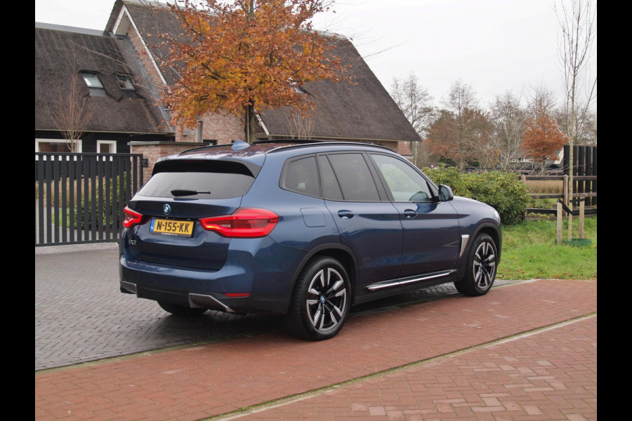 BMW iX3 Executive 80 kWh | Panoramadak | Sfeerverlichting | Camera | Apple Carplay | NL-Auto |