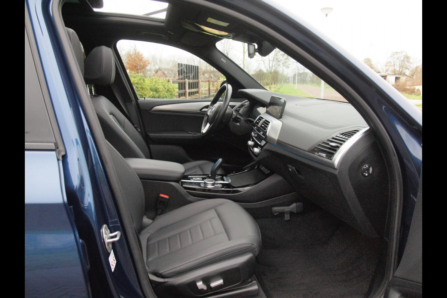 BMW iX3 Executive 80 kWh | Panoramadak | Sfeerverlichting | Camera | Apple Carplay | NL-Auto |