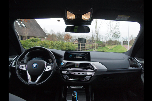 BMW iX3 Executive 80 kWh | Panoramadak | Sfeerverlichting | Camera | Apple Carplay | NL-Auto |
