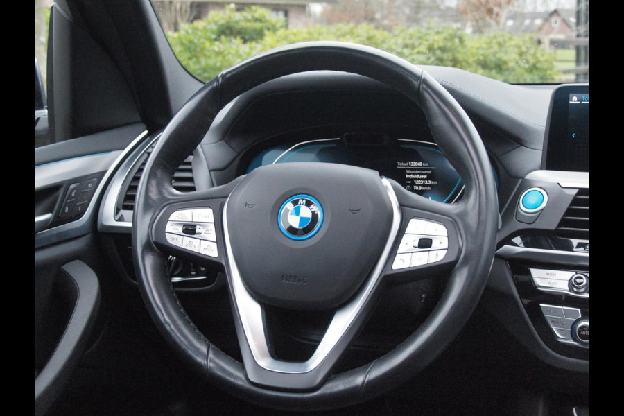 BMW iX3 Executive 80 kWh | Panoramadak | Sfeerverlichting | Camera | Apple Carplay | NL-Auto |