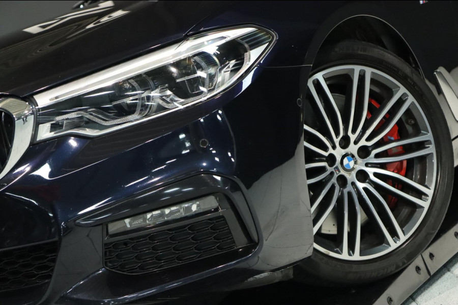 BMW 5 Serie 520i M Sport / PANO / 2X MEMORY / NAP / CAMERA / DEALER SERVICE!