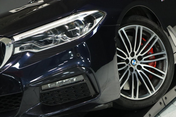 BMW 5 Serie 520i M Sport / PANO / 2X MEMORY / NAP / CAMERA / DEALER SERVICE!