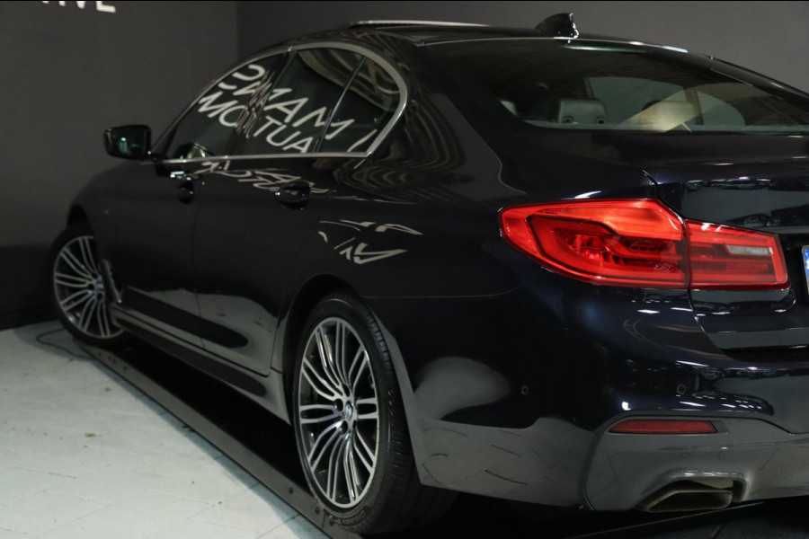 BMW 5 Serie 520i M Sport / PANO / 2X MEMORY / NAP / CAMERA / DEALER SERVICE!