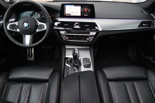 BMW 5 Serie 520i M Sport / PANO / 2X MEMORY / NAP / CAMERA / DEALER SERVICE!