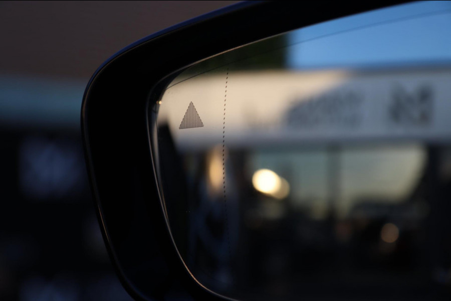 BMW 5 Serie 520i M Sport / PANO / 2X MEMORY / NAP / CAMERA / DEALER SERVICE!