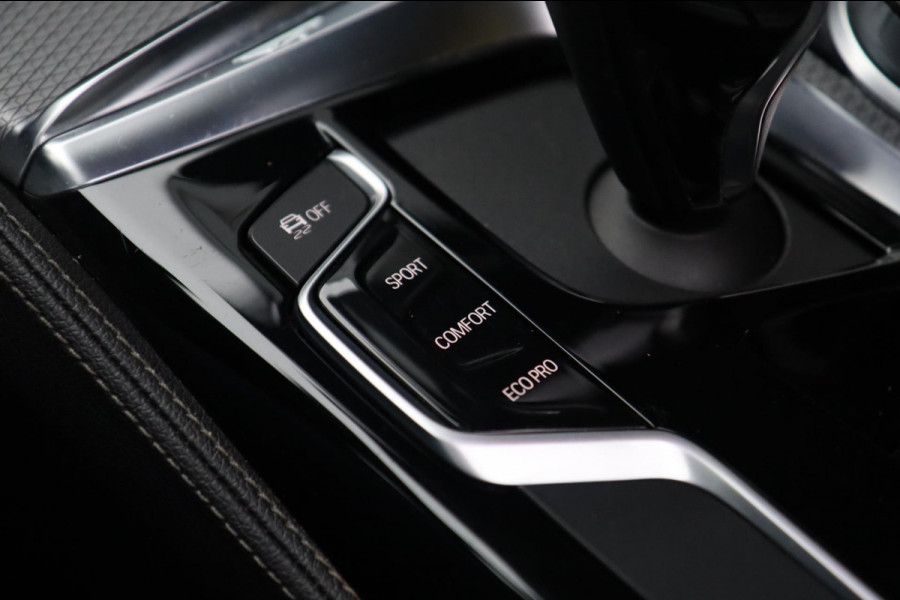 BMW 5 Serie 520i M Sport / PANO / 2X MEMORY / NAP / CAMERA / DEALER SERVICE!