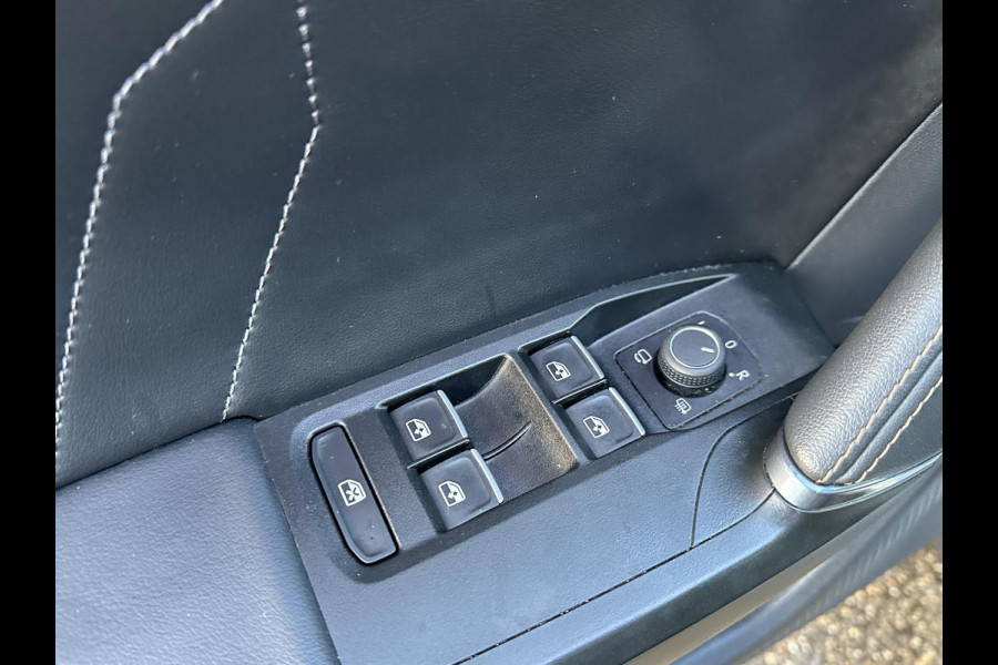 CUPRA Leon Sportstourer 1.4 TSI eHybrid PHEV FR Business Intense VAN: €29.900,- VOOR: €26.440,- UW EINDEJAARSVOORDEEL: €3.460| LAGE KM STAND PAS 35.000KM ! | ELEK. TREKHAAK| STOEL + STUUR VERWARMING| CAMERA| ADAP. CRUISE | RIJKLAAR GELEVERD MET 12 MND BOVAG GARANTIE |