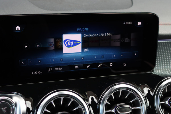 Mercedes-Benz EQB 350 4MATIC AMG Line 67 kWh | Widescreen | Dodehoekassistent | Augmented Reality | Camera | Sfeerverlichting | Zitcomfortpakket | High Perf. LED |