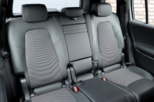 Mercedes-Benz EQB 300 4MATIC Luxury Line 67 kWh | Dodehoekassistent | Camera | Vario-achterbank | Apple Carplay/Android Auto | High Perf. LED | Zitcomfortpakket | Stoelverwarming |