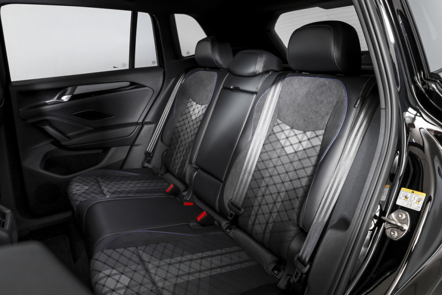 Volkswagen Tiguan 1.5 eHybrid 272 PK R-Line Edition Orig. NL | Black Style | Elek. Trekhaak | S/K-panodak | Adapt. Cruise | Stoel-+stuurverw. | App. Connect | Camera+PDC | LM 19" | 6667