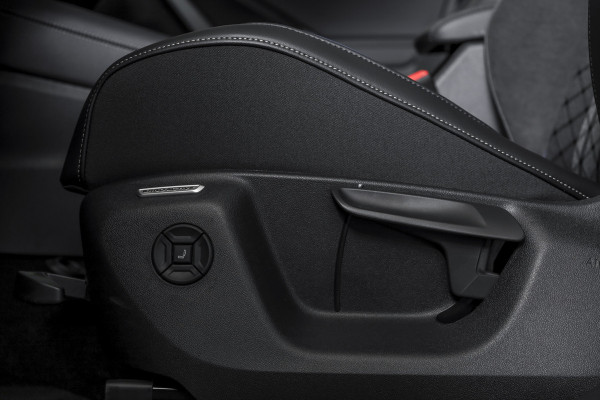 Volkswagen Tiguan 1.5 eHybrid 272 PK R-Line Edition | Black Style | Elek. Trekhaak | S/K-panodak | Adapt. Cruise | Stoel-+stuurverw. | App. Connect | Camera+PDC | LM 19" | 0529