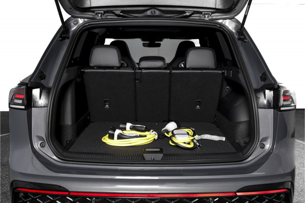 Volkswagen Tiguan 1.5 eHybrid 272 PK R-Line Edition | Black Style | Elek. Trekhaak | S/K-panodak | Adapt. Cruise | Stoel-+stuurverw. | App. Connect | Camera+PDC | LM 19" | 0529