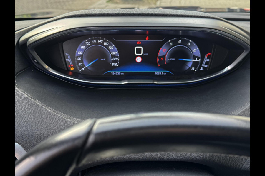 Peugeot 5008 1.2 PureTech Blue Lease Premium 7 Pers. uitvoering I Navigatie / Apple CarPlay I Airco I LED I PDC I Nwe APK 09-2027