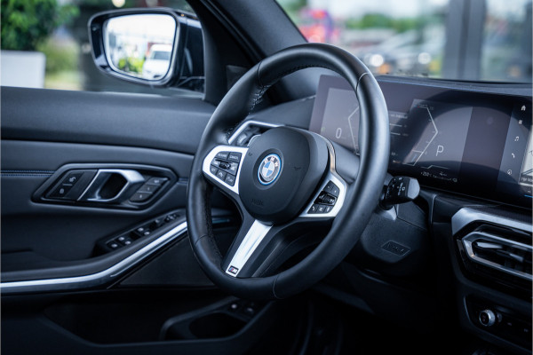 BMW 3 Serie Touring 330e xDrive - M Sport/ performance | Panorama | H&K | Memory | 360 Camera | HUD