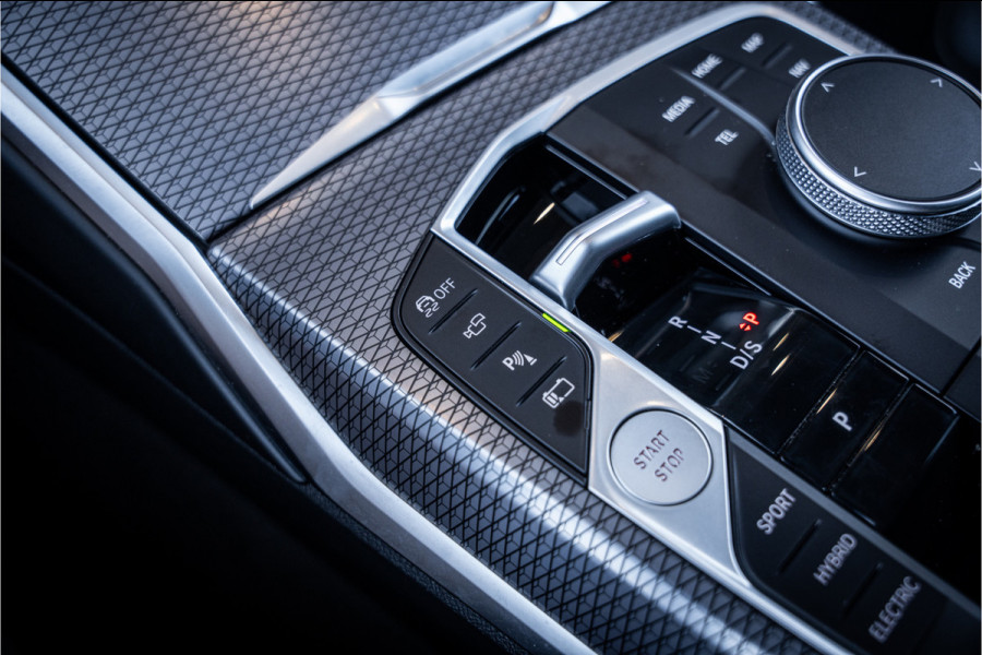 BMW 3 Serie Touring 330e xDrive - M Sport/ performance | Panorama | H&K | Memory | 360 Camera | HUD