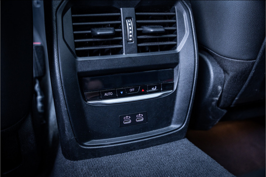 BMW 3 Serie Touring 330e xDrive - M Sport/ performance | Panorama | H&K | Memory | 360 Camera | HUD